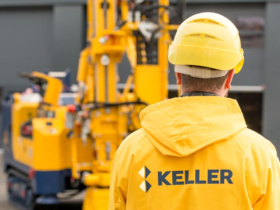 Man in Keller waterproof coat in front of a rig