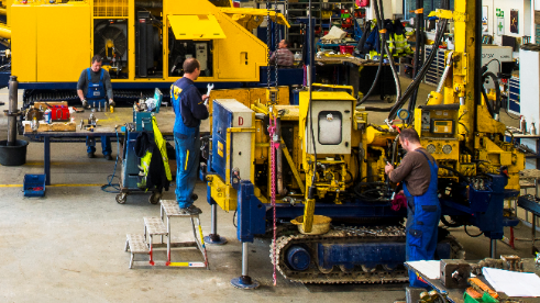 Industriemechaniker arbeiten an einer Baumaschine.