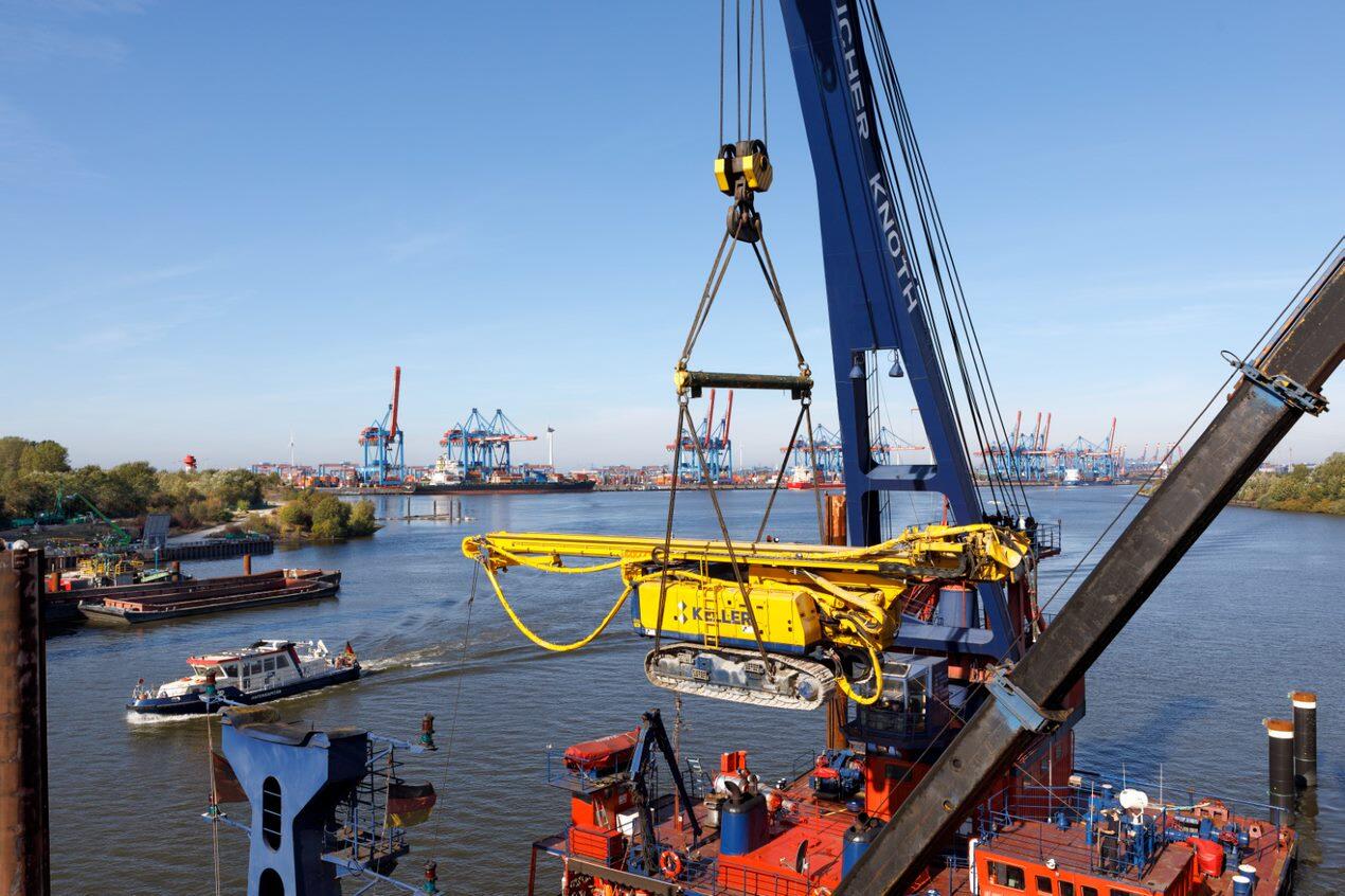 Eine Baumaschine hängt an einem Kran