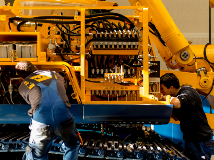 Industriemechaniker arbeiten an einer Baumaschine.