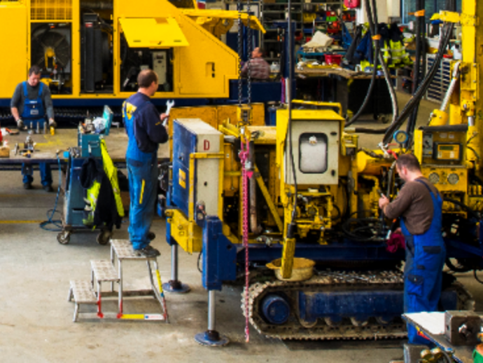 Industriemechaniker arbeiten an einer Baumaschine.