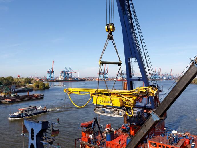 Eine Baumaschine hängt an einem Kran